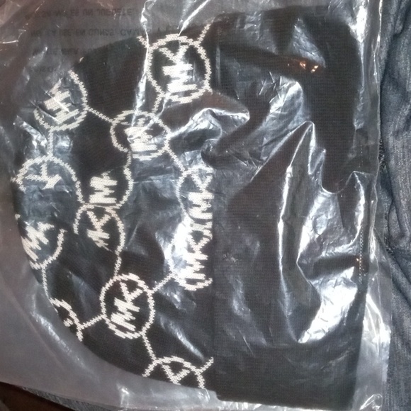 Michael Kors beanie (like new) - Picture 2 of 4